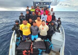 El Salvador asestó uno de los golpes más contundentes al narcotráfico en su historia reciente. Durante operativos realizados en altamar, la Marina Nacional interceptó cinco embarcaciones en las que transportaban 6,3 toneladas de cocaína, valoradas en más de 157 millones de dólares. Entre los detenidos figuran diez ciudadanos ecuatorianos.