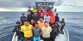 El Salvador asestó uno de los golpes más contundentes al narcotráfico en su historia reciente. Durante operativos realizados en altamar, la Marina Nacional interceptó cinco embarcaciones en las que transportaban 6,3 toneladas de cocaína, valoradas en más de 157 millones de dólares. Entre los detenidos figuran diez ciudadanos ecuatorianos.