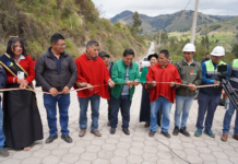 El alcalde del cantón Guamote, Miguel Marcatoma, en compañía de concejales y técnicos del Gobierno Autónomo Descentralizado Municipal del cantón Guamote (GADMCG), realizó la inauguración oficial del adoquinado vial de 900 metros lineales en la avenida 8 de Diciembre, ubicada en la comunidad Cofradía La Inmaculada, parroquia Cebadas