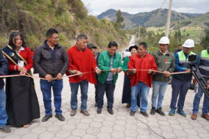 El alcalde del cantón Guamote, Miguel Marcatoma, en compañía de concejales y técnicos del Gobierno Autónomo Descentralizado Municipal del cantón Guamote (GADMCG), realizó la inauguración oficial del adoquinado vial de 900 metros lineales en la avenida 8 de Diciembre, ubicada en la comunidad Cofradía La Inmaculada, parroquia Cebadas