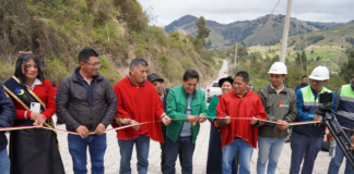 El alcalde del cantón Guamote, Miguel Marcatoma, en compañía de concejales y técnicos del Gobierno Autónomo Descentralizado Municipal del cantón Guamote (GADMCG), realizó la inauguración oficial del adoquinado vial de 900 metros lineales en la avenida 8 de Diciembre, ubicada en la comunidad Cofradía La Inmaculada, parroquia Cebadas