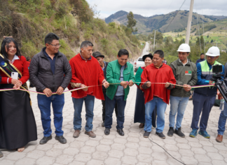 El alcalde del cantón Guamote, Miguel Marcatoma, en compañía de concejales y técnicos del Gobierno Autónomo Descentralizado Municipal del cantón Guamote (GADMCG), realizó la inauguración oficial del adoquinado vial de 900 metros lineales en la avenida 8 de Diciembre, ubicada en la comunidad Cofradía La Inmaculada, parroquia Cebadas