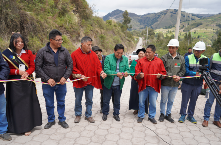 El alcalde del cantón Guamote, Miguel Marcatoma, en compañía de concejales y técnicos del Gobierno Autónomo Descentralizado Municipal del cantón Guamote (GADMCG), realizó la inauguración oficial del adoquinado vial de 900 metros lineales en la avenida 8 de Diciembre, ubicada en la comunidad Cofradía La Inmaculada, parroquia Cebadas