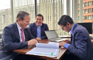 Andrés Arauz, excandidato presidencial y actual secretario del movimiento Revolución Ciudadana, acudió este viernes 13 de junio de 2025 a la Corte Nacional de Justicia en Quito para cumplir con su primera presentación judicial dentro del proceso penal del caso Ligados. La diligencia se concretó pasadas las 10h30 y tomó menos de cinco minutos.