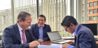 Andrés Arauz, excandidato presidencial y actual secretario del movimiento Revolución Ciudadana, acudió este viernes 13 de junio de 2025 a la Corte Nacional de Justicia en Quito para cumplir con su primera presentación judicial dentro del proceso penal del caso Ligados. La diligencia se concretó pasadas las 10h30 y tomó menos de cinco minutos.