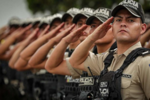 El presidente de la República, Daniel Noboa, dispuso el traslado temporal de la Comandancia General de la Policía Nacional a la ciudad de Guayaquil. La medida fue oficializada mediante el Decreto Ejecutivo No. 28, firmado el 13 de junio, y tiene como objetivo fortalecer la planificación y las operaciones estratégicas desde uno de los principales focos del conflicto interno, según señala el documento.