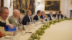La delegación de Ecuador mantuvo un diálogo con el sector empresarial en Sevilla, en la región andaluza de España, este 28 de junio de 2025. La agenda en este país arrancó con la reunión entre Daniel Noboa, presidente de Ecuador, Antonio Pulido Gutierrez, presidente de Fundación Cajasol, y con potenciales inversionistas.