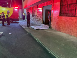 Una fuga de gas doméstico provocó una explosión no confinada la noche del 5 de junio, en una vivienda ubicada en la intersección de las calles Luis Cordovez y Morona, en el cantón Riobamba, provincia de Chimborazo. El incidente dejó como saldo una persona herida y severos daños materiales.