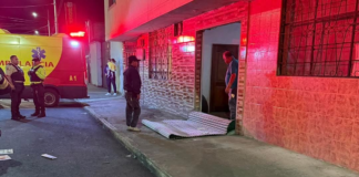 Una fuga de gas doméstico provocó una explosión no confinada la noche del 5 de junio, en una vivienda ubicada en la intersección de las calles Luis Cordovez y Morona, en el cantón Riobamba, provincia de Chimborazo. El incidente dejó como saldo una persona herida y severos daños materiales.