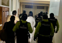 La madrugada del 6 de junio, un operativo conjunto de la Fiscalía General del Estado y la Policía Nacional del Ecuador, dio un golpe certero a una organización criminal dedicada a la captación ilegal de dinero. En total, se ejecutaron 7 órdenes de detención en los cantones de Riobamba y Guano, en la provincia de Chimborazo, en el marco de una investigación por presuntos delitos financieros.