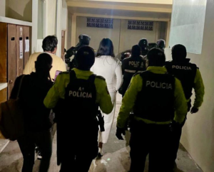 La madrugada del 6 de junio, un operativo conjunto de la Fiscalía General del Estado y la Policía Nacional del Ecuador, dio un golpe certero a una organización criminal dedicada a la captación ilegal de dinero. En total, se ejecutaron 7 órdenes de detención en los cantones de Riobamba y Guano, en la provincia de Chimborazo, en el marco de una investigación por presuntos delitos financieros.