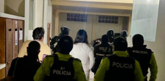 La madrugada del 6 de junio, un operativo conjunto de la Fiscalía General del Estado y la Policía Nacional del Ecuador, dio un golpe certero a una organización criminal dedicada a la captación ilegal de dinero. En total, se ejecutaron 7 órdenes de detención en los cantones de Riobamba y Guano, en la provincia de Chimborazo, en el marco de una investigación por presuntos delitos financieros.