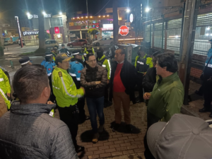 El Municipio, junto a la Gobernación de Chimborazo, la Policía Nacional, el ECU 911 y la Intendencia, desplegó el Plan Piloto para Erradicar el Consumo de Alcohol en Espacios Públicos, bajo el lema de “cero tolerancia” frente a los libadores.