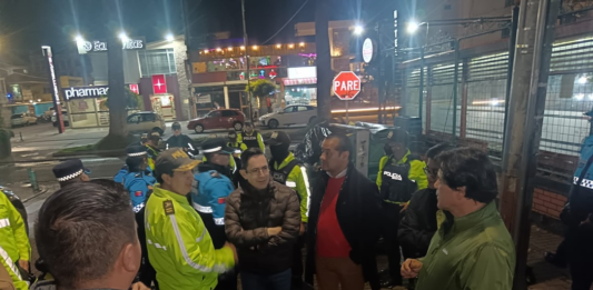 El Municipio, junto a la Gobernación de Chimborazo, la Policía Nacional, el ECU 911 y la Intendencia, desplegó el Plan Piloto para Erradicar el Consumo de Alcohol en Espacios Públicos, bajo el lema de “cero tolerancia” frente a los libadores.