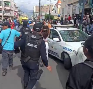La tarde del 14 de junio en el sector de La Condamine, en Riobamba, provincia de Chimborazo, se vivió momentos de alta tensión, luego de un presunto intento de robo, que desencadenó un enfrentamiento entre antisociales, guardias de seguridad y la Policía Nacional, dejando como saldo varias personas heridas y dos detenidos.