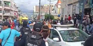 La tarde del 14 de junio en el sector de La Condamine, en Riobamba, provincia de Chimborazo, se vivió momentos de alta tensión, luego de un presunto intento de robo, que desencadenó un enfrentamiento entre antisociales, guardias de seguridad y la Policía Nacional, dejando como saldo varias personas heridas y dos detenidos.
