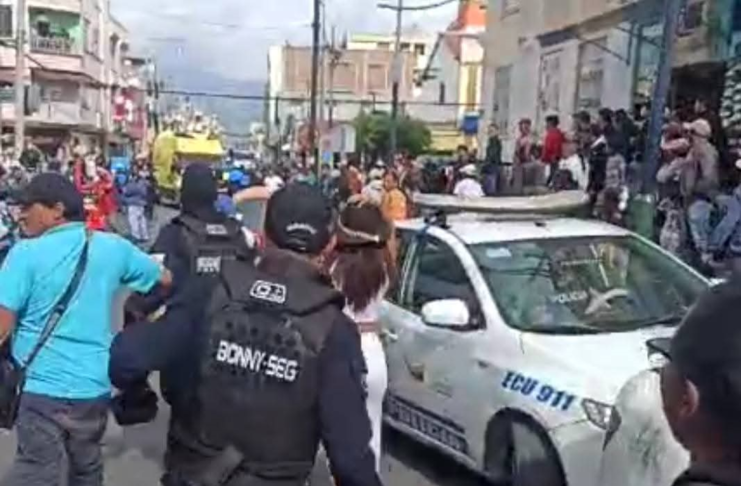 La tarde del 14 de junio en el sector de La Condamine, en Riobamba, provincia de Chimborazo, se vivió momentos de alta tensión, luego de un presunto intento de robo, que desencadenó un enfrentamiento entre antisociales, guardias de seguridad y la Policía Nacional, dejando como saldo varias personas heridas y dos detenidos.