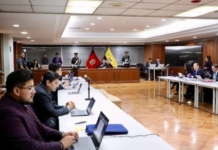 La Fiscalía General del Estado formuló cargos del presunto delito de asociación ilícita contra Andrés A., secretario de la Revolución Ciudadana (RC5), Esther C., exasambleísta de RC5, y Raúl G., excandidato a superintendente de Bancos, por el Caso Ligados. Los tres procesados están vinculados en el grado de autores materiales.
