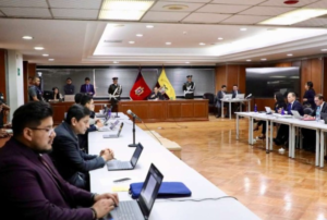 La Fiscalía General del Estado formuló cargos del presunto delito de asociación ilícita contra Andrés A., secretario de la Revolución Ciudadana (RC5), Esther C., exasambleísta de RC5, y Raúl G., excandidato a superintendente de Bancos, por el Caso Ligados. Los tres procesados están vinculados en el grado de autores materiales.