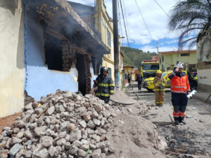 La mañana del domingo 1 de junio, una fuerte explosión sacudió la tranquilidad de la parroquia San Luis, al noreste de Riobamba. El siniestro, ocasionado por una fuga de gas en una vivienda del sector, dejó como saldo a una persona adulta mayor con quemaduras de consideración y obligó a una respuesta institucional para contener los daños y asistir a la familia afectada.
