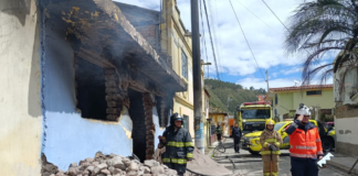 La mañana del domingo 1 de junio, una fuerte explosión sacudió la tranquilidad de la parroquia San Luis, al noreste de Riobamba. El siniestro, ocasionado por una fuga de gas en una vivienda del sector, dejó como saldo a una persona adulta mayor con quemaduras de consideración y obligó a una respuesta institucional para contener los daños y asistir a la familia afectada.