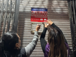 La salud pública de los riobambeños se ha visto amenazada por prácticas ilegales en una farmacia local, la cual fue clausurada tras un operativo de control realizado por la Agencia Nacional de Regulación, Control y Vigilancia Sanitaria (Arcsa). La intervención, que pone en evidencia las deficiencias en la regulación sanitaria de ciertos establecimientos, revela un caso alarmante de negligencia que podría haber puesto en riesgo la vida de pacientes.