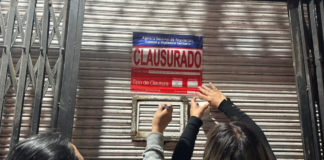 La salud pública de los riobambeños se ha visto amenazada por prácticas ilegales en una farmacia local, la cual fue clausurada tras un operativo de control realizado por la Agencia Nacional de Regulación, Control y Vigilancia Sanitaria (Arcsa). La intervención, que pone en evidencia las deficiencias en la regulación sanitaria de ciertos establecimientos, revela un caso alarmante de negligencia que podría haber puesto en riesgo la vida de pacientes.