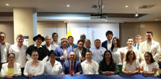 El presidente Daniel Noboa fue condecorado en Machala por los Gobiernos Autónomos Descentralizados (GAD) del país. En el encuentro realizado en el Coliseo 3000, prefectos, alcaldes y presidentes de juntas parroquiales del Ecuador mostraron su respaldo al primer mandatario entregando a Noboa el Bastón de Mando y Servicio y reconociéndolo como  “Líder de Paz”.