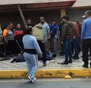 La mañana del 12 de junio, en el sector del Bypass en Riobamba, un presunto delincuente fue sorprendido intentando cometer un robo. La reacción de los vecinos no se hizo esperar: lo interceptaron, lo golpearon y lo retuvieron hasta que llegó la Policía Nacional.