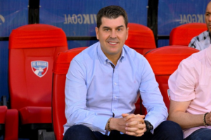 El fútbol no concede tregua, y en Barcelona Sporting Club los ciclos parecen correr.  Los focos vuelven al campeonato local, con interrogantes en el entorno del Ídolo del Astillero. ¿Por qué Miguel Parrales no jugará en la reanudación? ¿Y qué pasará con Segundo Castillo? Los ecos de una gestión cuestionada no dejan de sonar.