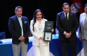 En un acto solemne realizado la mañana de este lunes 16 de junio de 2025, en el emblemático Teatro León de Riobamba, se llevó a cabo la presentación pública de la nueva Gobernadora de Chimborazo, María José del Pozo Larrea. El evento contó con la presencia de autoridades civiles y militares, representantes institucionales, líderes locales y ciudadanía en general.