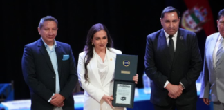 En un acto solemne realizado la mañana de este lunes 16 de junio de 2025, en el emblemático Teatro León de Riobamba, se llevó a cabo la presentación pública de la nueva Gobernadora de Chimborazo, María José del Pozo Larrea. El evento contó con la presencia de autoridades civiles y militares, representantes institucionales, líderes locales y ciudadanía en general.