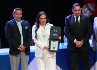 En un acto solemne realizado la mañana de este lunes 16 de junio de 2025, en el emblemático Teatro León de Riobamba, se llevó a cabo la presentación pública de la nueva Gobernadora de Chimborazo, María José del Pozo Larrea. El evento contó con la presencia de autoridades civiles y militares, representantes institucionales, líderes locales y ciudadanía en general.