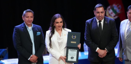 En un acto solemne realizado la mañana de este lunes 16 de junio de 2025, en el emblemático Teatro León de Riobamba, se llevó a cabo la presentación pública de la nueva Gobernadora de Chimborazo, María José del Pozo Larrea. El evento contó con la presencia de autoridades civiles y militares, representantes institucionales, líderes locales y ciudadanía en general.