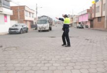 El Municipio de Riobamba, a través de la Dirección de Movilidad, implementó el cambio de sentido de circulación en la calle Bucarest, que pasó a ser unidireccional. Esta medida, basada en análisis técnicos y en un proceso de diálogo abierto con los habitantes del sector, responde al clamor ciudadano y busca, ante todo, priorizar la seguridad vial.
