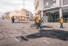 Riobamba tiene una nueva pausa en su planificación vial. Esta vez, no por falta de voluntad política o presupuesto, sino por una cadena de incidentes que ha impactado la producción nacional de asfalto.