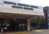 En el Hospital Provincial General Docente de Riobamba, médicos, técnicos y personal administrativo enfrentan despidos masivos sin justificación oficial. Denuncias señalan que, estas desvinculaciones responden a intereses políticos y a irregularidades en la gerencia, creando un ambiente de desconfianza que amenaza la calidad de la atención médica en toda la provincia.