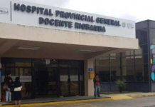 En el Hospital Provincial General Docente de Riobamba, médicos, técnicos y personal administrativo enfrentan despidos masivos sin justificación oficial. Denuncias señalan que, estas desvinculaciones responden a intereses políticos y a irregularidades en la gerencia, creando un ambiente de desconfianza que amenaza la calidad de la atención médica en toda la provincia.