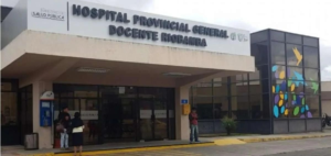 En el Hospital Provincial General Docente de Riobamba, médicos, técnicos y personal administrativo enfrentan despidos masivos sin justificación oficial. Denuncias señalan que, estas desvinculaciones responden a intereses políticos y a irregularidades en la gerencia, creando un ambiente de desconfianza que amenaza la calidad de la atención médica en toda la provincia.