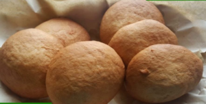 En el corazón de la provincia de Chimborazo, la celebración del Corpus Christi adquiere un matiz especial gracias a una de las tradiciones gastronómicas más queridas del cantón Guano: los “molletes” y el “champús”. Esta festividad religiosa no solo une la devoción de sus habitantes, sino también los sabores ancestrales que se han preservado a través de generaciones.