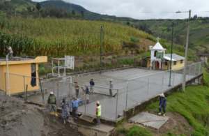 Con una jornada de trabajo comunitario y espíritu de colaboración, la Alcaldía de San Miguel de Bolívar, a través de la Dirección de Obras Públicas, concretó este 18 d junio, la fundición de la cancha de uso múltiple en el recinto Guambulcar, parroquia Santiago.