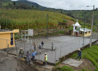 Con una jornada de trabajo comunitario y espíritu de colaboración, la Alcaldía de San Miguel de Bolívar, a través de la Dirección de Obras Públicas, concretó este 18 d junio, la fundición de la cancha de uso múltiple en el recinto Guambulcar, parroquia Santiago.