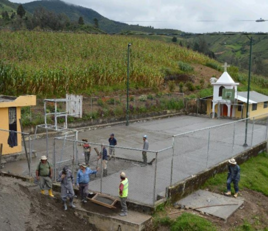Con una jornada de trabajo comunitario y espíritu de colaboración, la Alcaldía de San Miguel de Bolívar, a través de la Dirección de Obras Públicas, concretó este 18 d junio, la fundición de la cancha de uso múltiple en el recinto Guambulcar, parroquia Santiago.