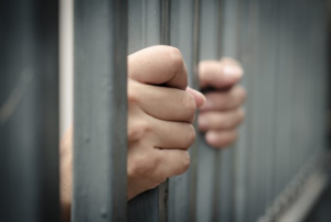 El Tribunal de Garantías Penales de la provincia dictó una sentencia de seis meses de pena privativa de libertad contra William C. P., expresidente de la Junta Parroquial de Santa Fe, tras acoger las pruebas presentadas por la Fiscalía que demostraron su responsabilidad en un hecho de alteración del orden público ocurrido el 28 de febrero de 2022.