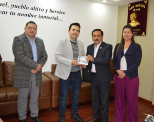 El Vicerrectorado de Investigación y Vinculación junto a la Carrera de Comunicación de la Universidad Estatal de Bolívar (UEB) realizaron la entrega oficial de 10 productos audiovisuales en formato podcast al Gobierno Autónomo Descentralizado (GAD) del cantón San Miguel.