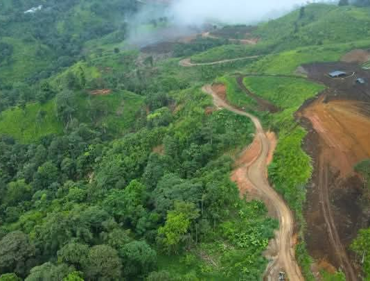 Crece la preocupación en la provincia de Bolívar ante los impactos ambientales y sociales provocados por el proyecto minero Curipamba - El Domo, operado por la empresa CURIMINING. Las comunidades locales advierten que la actividad extractiva ya está generando efectos graves en la zona y exigen una acción urgente para evitar una devastación total.