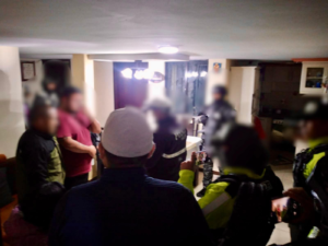 Siete personas fueron procesadas en Riobamba, tras un operativo que expuso una presunta red de captación ilegal de dinero, que habría afectado a más de 464 familias en Chimborazo. Aunque la Fiscalía pidió prisión preventiva, el juez de Garantías Penales dictó medidas cautelares no privativas de libertad, mientras avanza una investigación que revela uno de los esquemas financieros más graves de los últimos años en la provincia.