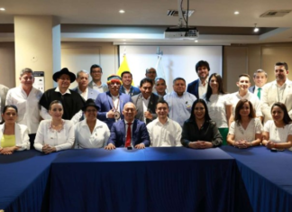 El presidente Daniel Noboa fue condecorado en Machala por los Gobiernos Autónomos Descentralizados (GAD) del país. En el encuentro realizado en el Coliseo 3000, prefectos, alcaldes y presidentes de juntas parroquiales del Ecuador mostraron su respaldo al primer mandatario entregando a Noboa el Bastón de Mando y Servicio y reconociéndolo como  “Líder de Paz”.