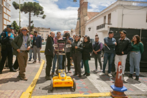 Mientras las ciudades crecen y el cemento se impone, en Riobamba se ha dado un paso importante en sentido contrario, mirar hacia abajo antes de construir hacia arriba. En tres puntos estratégicos, se realizaron recientemente prospecciones arqueológicas con georradar, una herramienta que permite investigar el subsuelo sin necesidad de excavar.