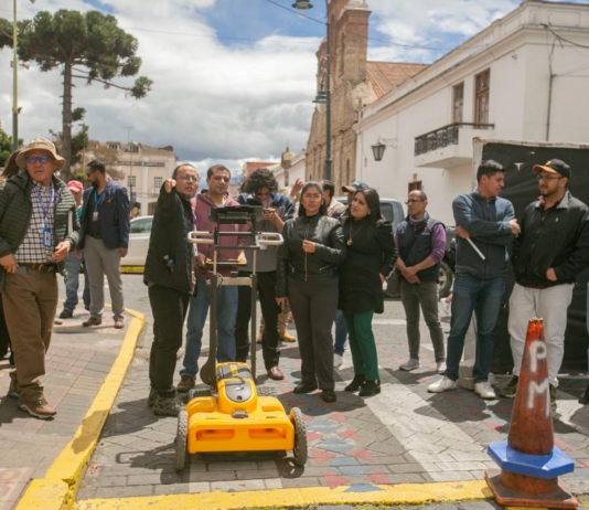 Mientras las ciudades crecen y el cemento se impone, en Riobamba se ha dado un paso importante en sentido contrario, mirar hacia abajo antes de construir hacia arriba. En tres puntos estratégicos, se realizaron recientemente prospecciones arqueológicas con georradar, una herramienta que permite investigar el subsuelo sin necesidad de excavar.